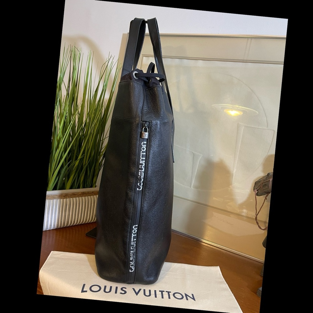 Louis Vuitton Cabas Light Drawstring Shoulder/Tote Bag in Taiga Leather - Picture 2 of 2